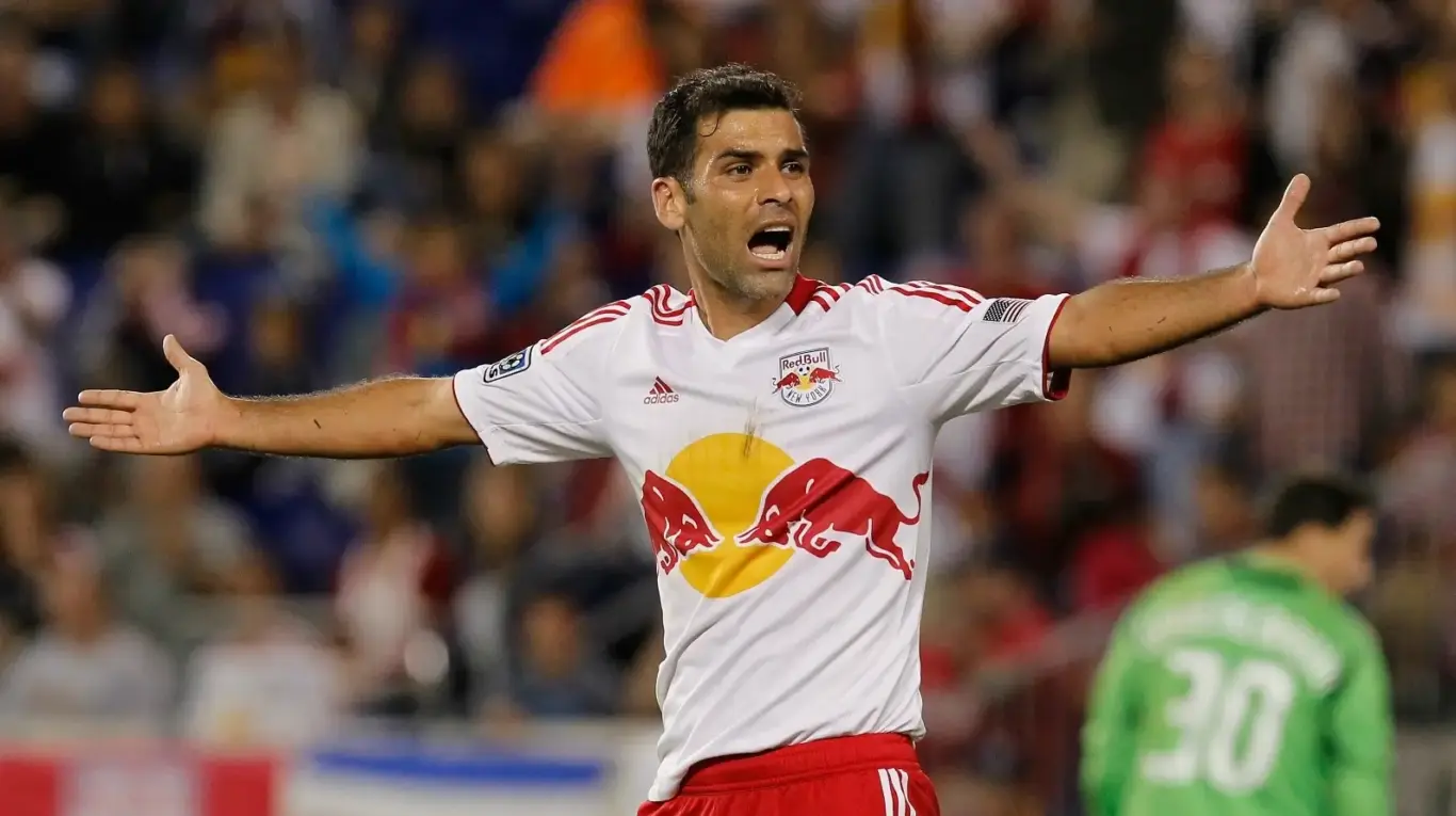 Match action showing Valencia dribbling past Villarreal — image for 1xBet Crash Predictor